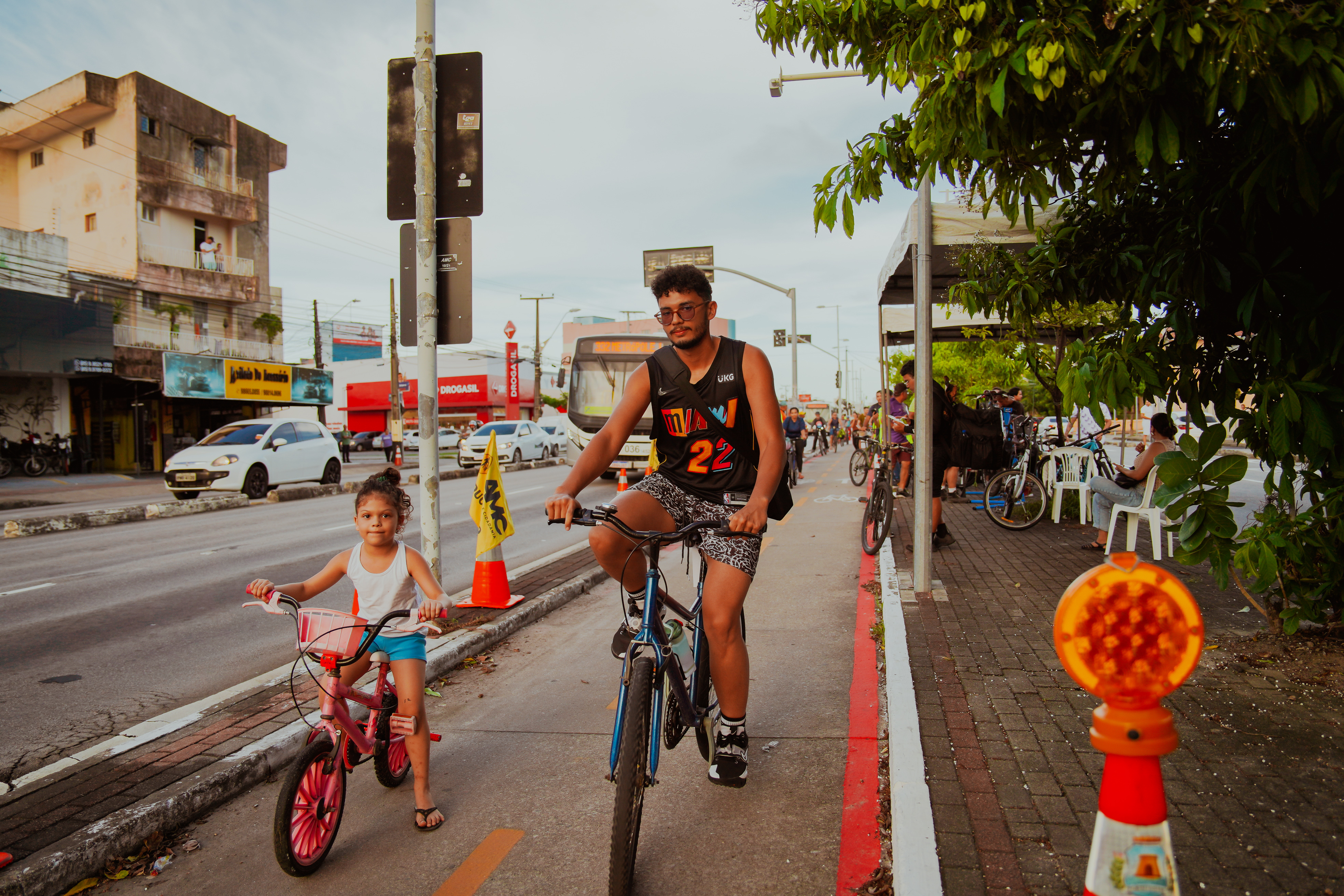 Henrique Sotero andando de bicicleta na ciclovia da Bezerra de Menezes